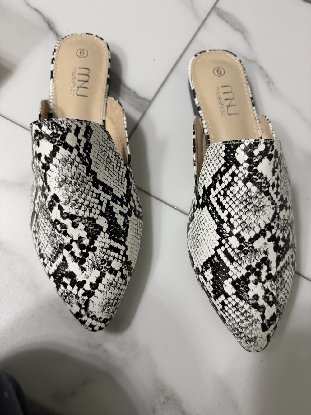 Muss Shoe Snakeskin Pointed Toe Mule Flats Size 6 Black White NWT